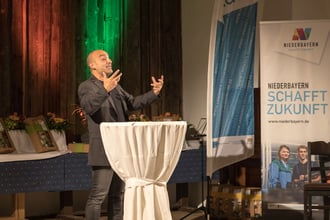 Comedian Django Asül hält die Laudatio bei der Auszeichnung der TOP-Unternehmen Niederbayerns des Jahres 2022